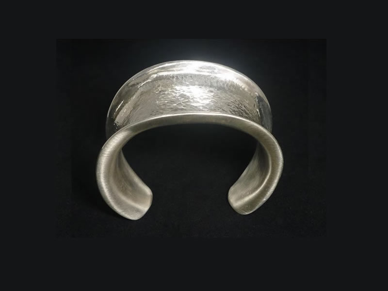SILVER, HAMMERED & BRUSHED LADY'S BANGLE